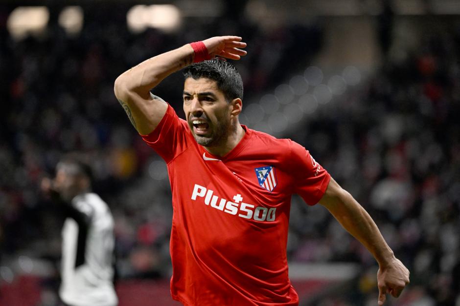 Luis Suárez reprocha al árbitro durante el partido