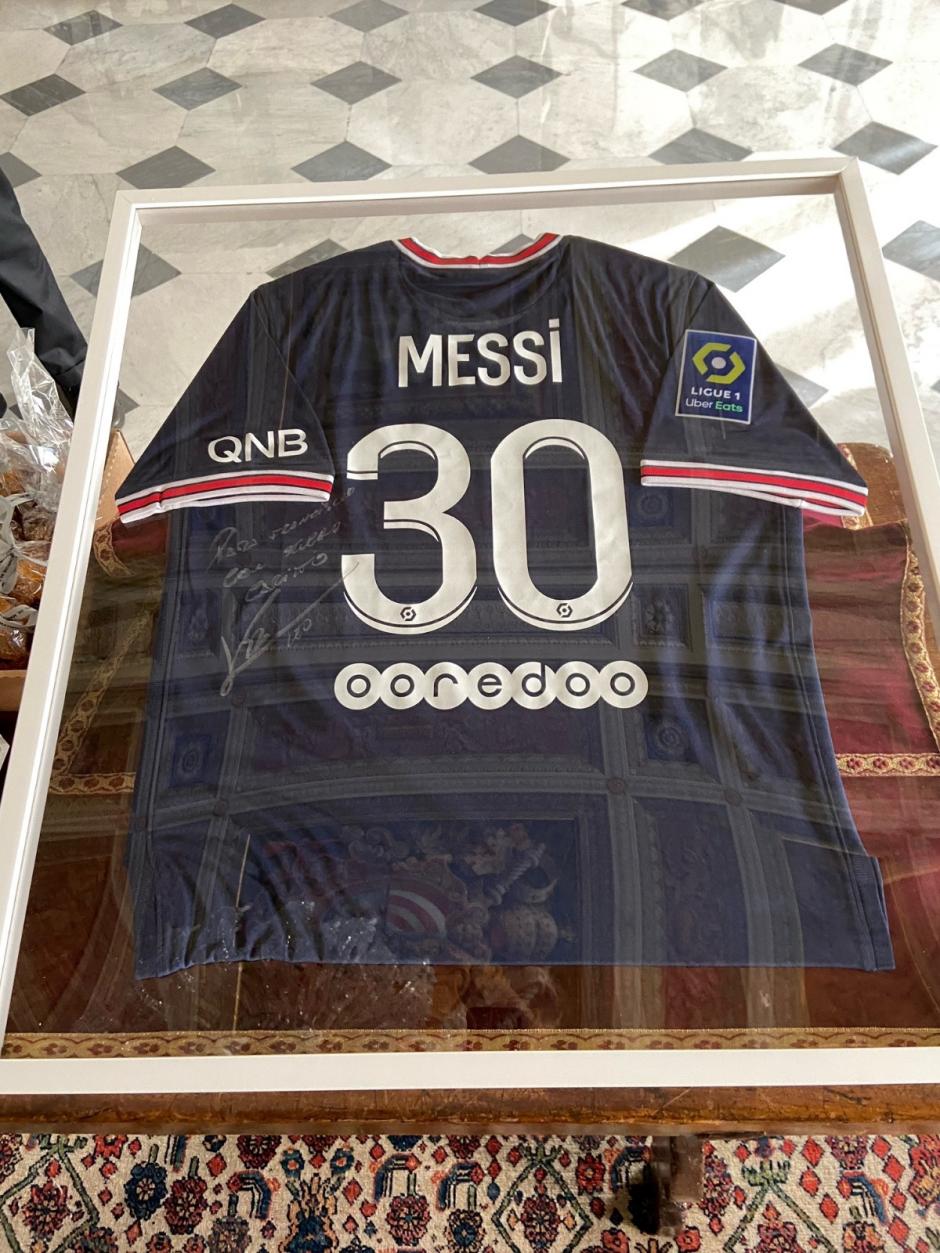 Camiseta que el Papa Francisco recibió de parte de Leo Messi