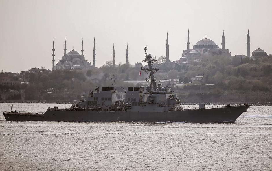 El destructor estadounidense, USS Donald Cook, cruza el Bósforo rumbo al Mar Negro