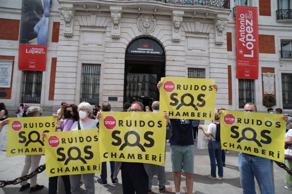 Un grupo de vecinos del distrito de Chamberí participa en una concentración con pancartas donde se puede leer "STOP Ruidos, SOS Chamberí" en la Puerta del Sol, a 31 de mayo de 2021
