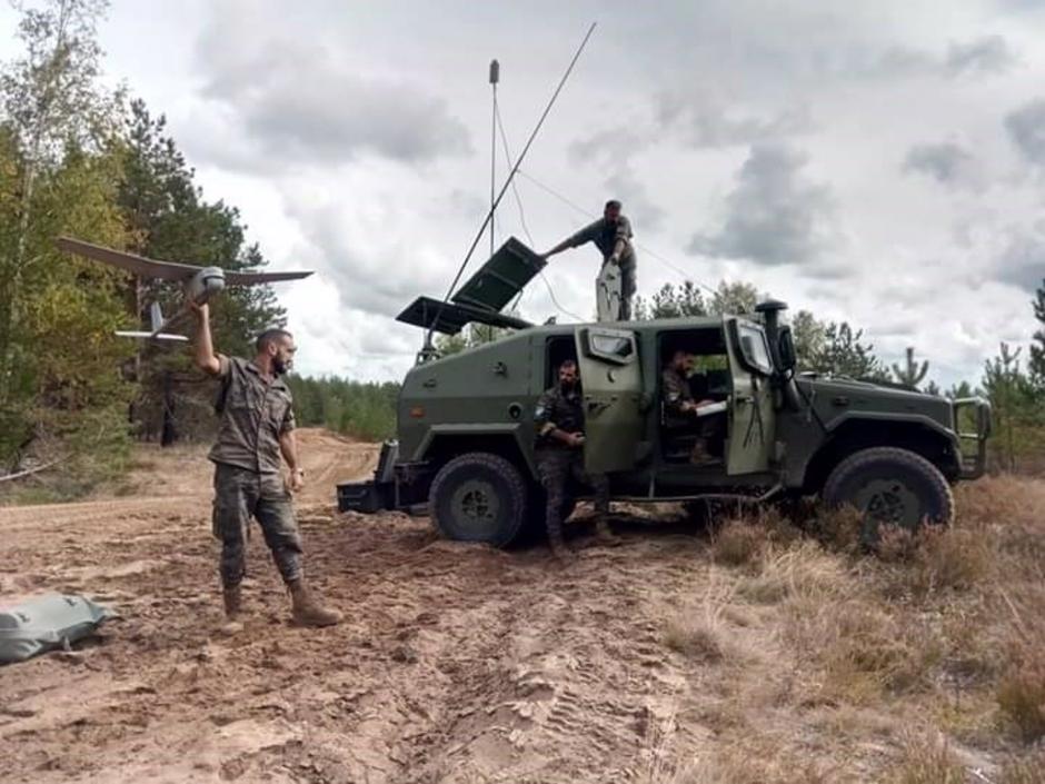 Un militar de la Brigada Extremadura XI desplegado en Letonia con un dron 'Raven'