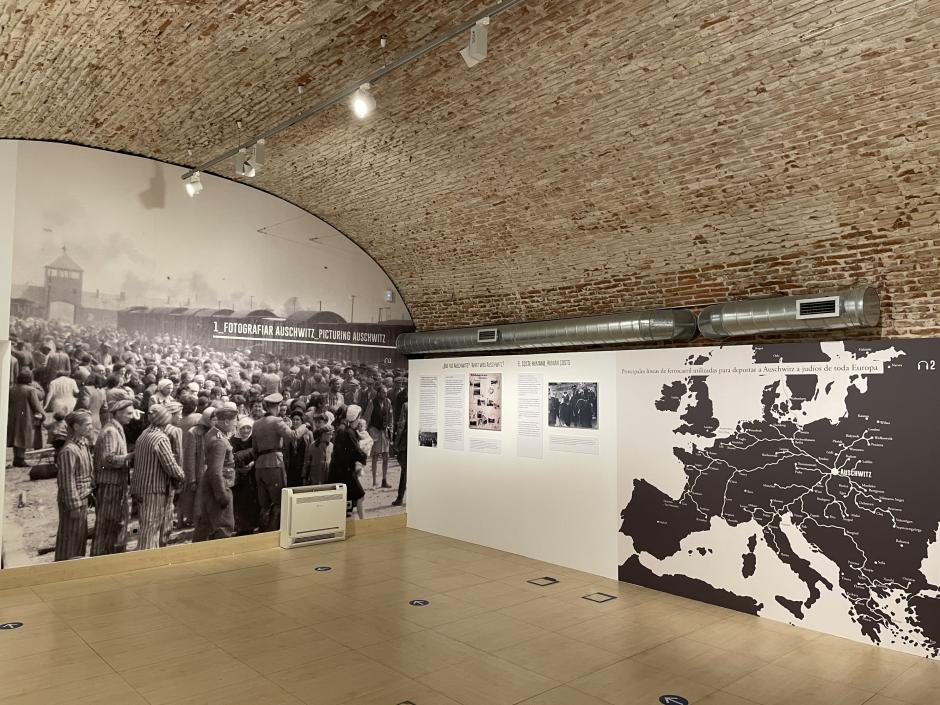 Inicio de la exposición, con una gran fotografía y un mapa de la red que componía Auschwitz