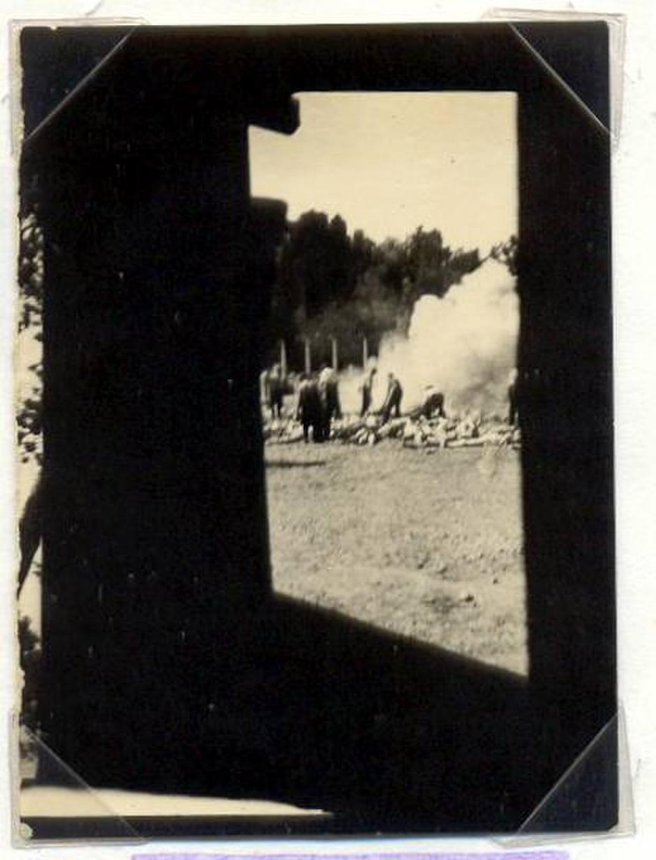 Las fotos clandestinas de Alberto Errera muestran cómo también se llevaban a cabo cremaciones en abierto