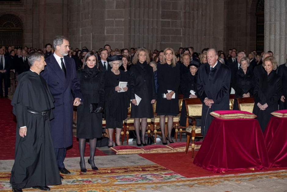 Felipe VI y la Reina Letizia, junto a Don Juan Carlos, Doña Sofia, Doña Elena y Doña Cristina, en el funeral de la Infanta Pilar de Borbón, en El Escorial, en enero de 2020