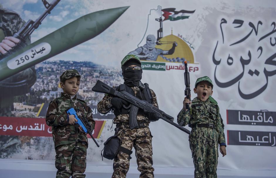 Niños palestinos participan en la celebración de la fundación de Hamás