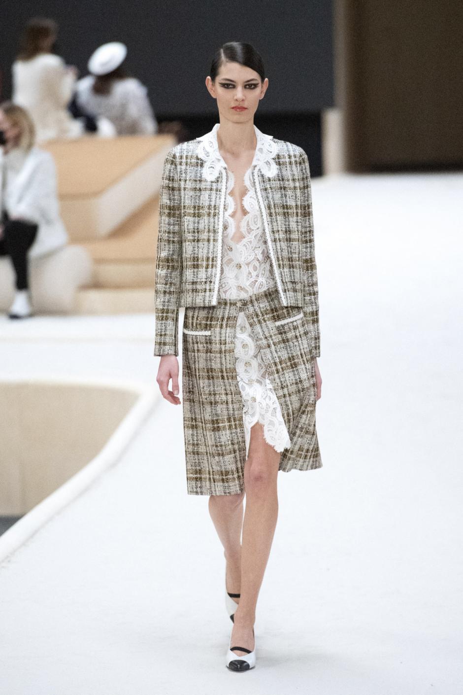 Una de las modelos desfilando para Chanel Homme Menswear Otoño/Invierno 2022-2023