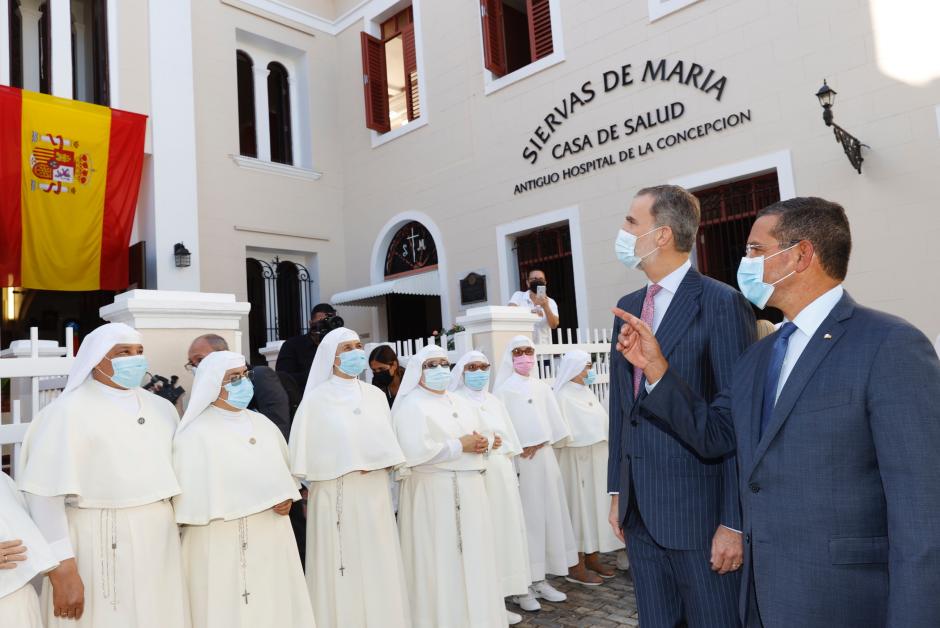 El Gobernador muestra el edificio de las hermanas al Rey Felipe VI