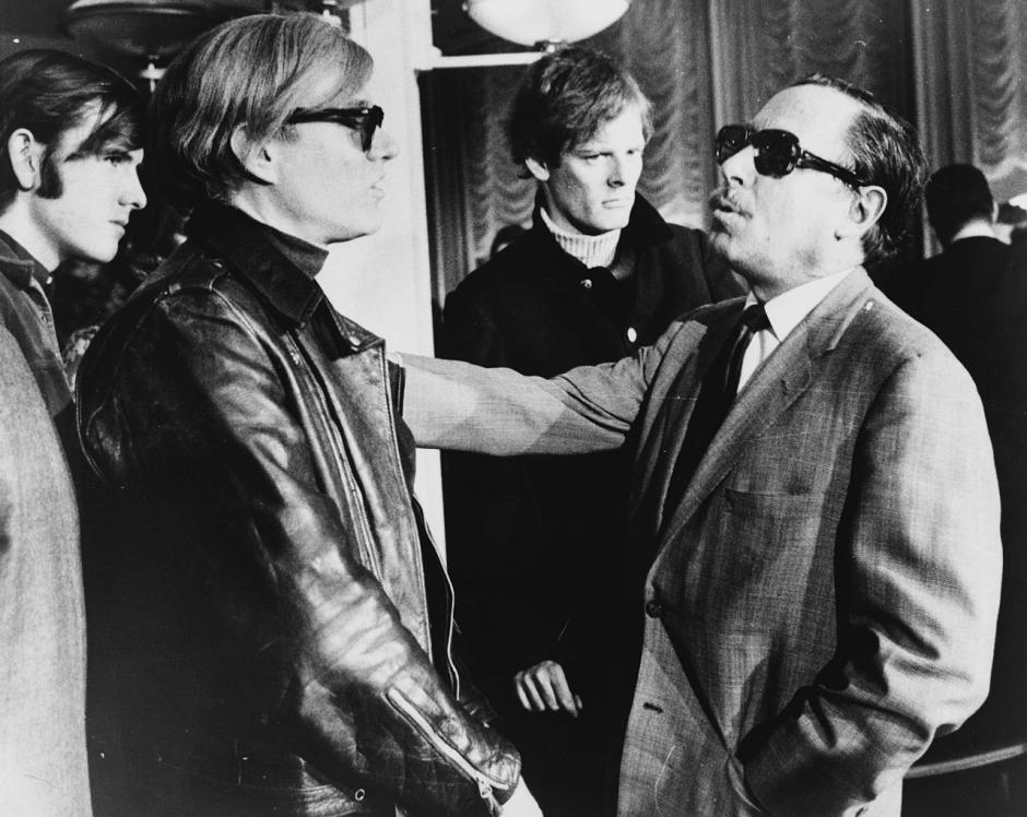 Andy Warhol saluda a Tennessee Williams