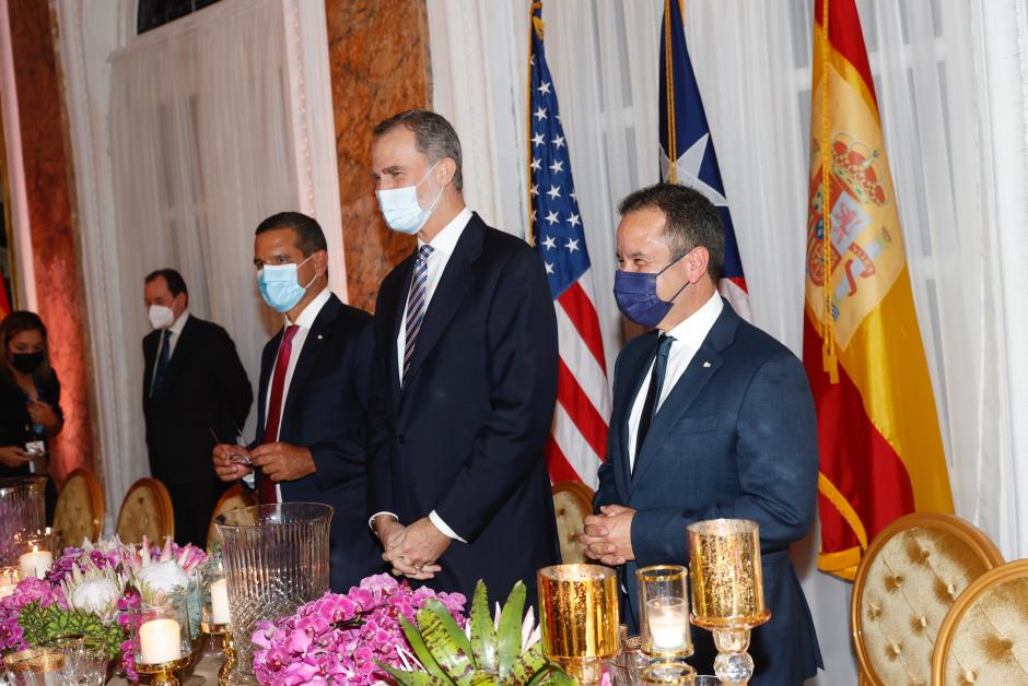 Su Majestad, presidiendo la cena ofrecida por el gobernador de Puerto Rico