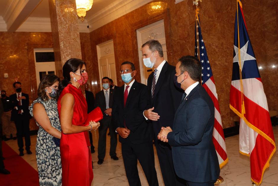 Don Felipe, durante el saludo con el gobernador de Puerto Rico, la primera dama, el alcalde de San Juan y su esposa