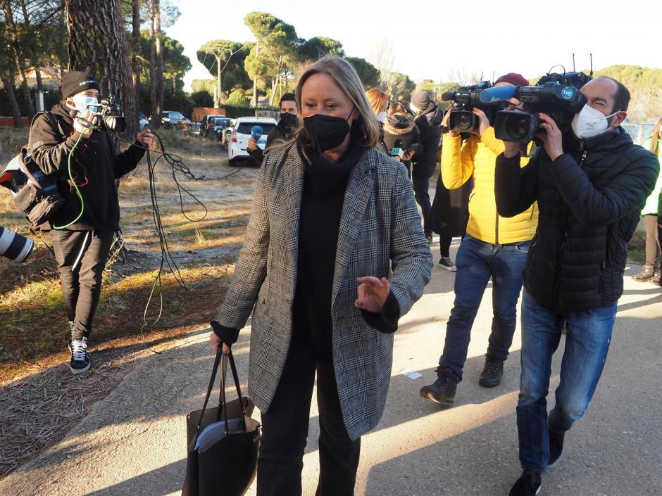 Lorena Iglesias (c), la abogada del detenido por su supuesta implicación en la desaparición de Esther López hace trece días en Traspinedo (Valladolid) acude a la vivienda del acusado este miércoles
