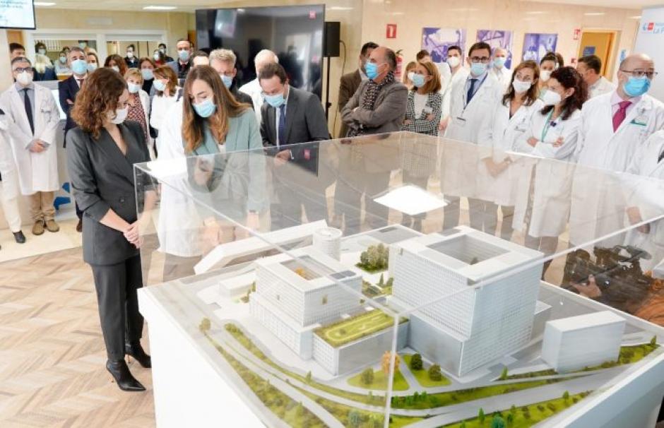 La presidenta de la Comunidad de Madrid visita la maqueta del Nuevo Hospital La Paz