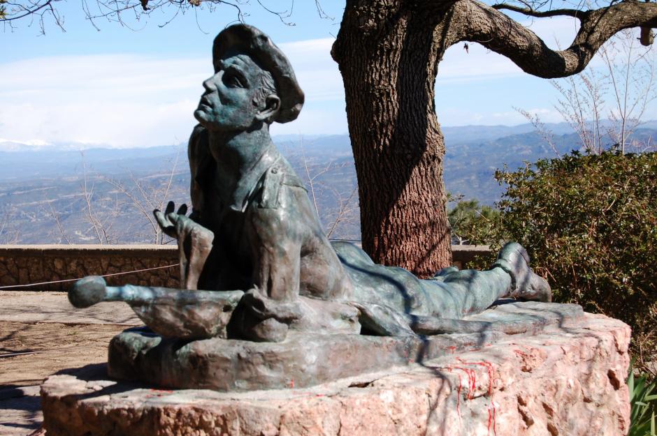 Monumento en Montserrat dedicado al Tercio de Requetés en el que están enterrados 319 soldados