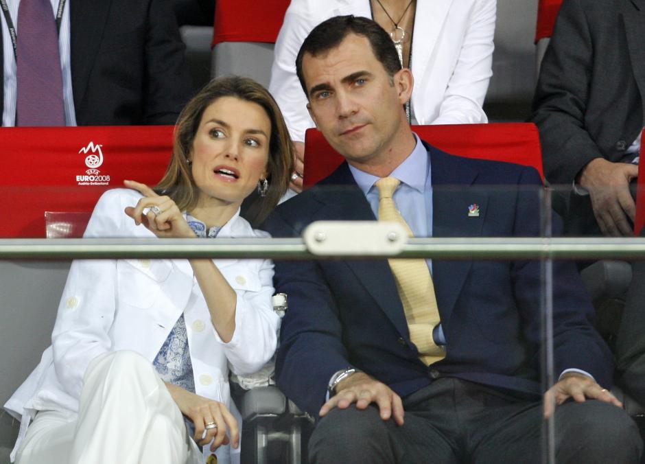 Princess Letizia of Spain, left, gestures as she talks to her husband Prince Felipe of Spain while the two wait for the beginning of the semifinal match in Vienna, Austria, Thursday, June 26, 2008, at the Euro 2008 European Soccer Championships in Austria and Switzerland. (AP Photo/Bernat Armangue)© RADIAL PRESS