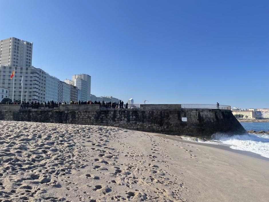 Vista del acto de homenaje de hoy desde la arena de la playa del Orzán. A la derecha, las olas baten en la zona donde fallecieron los tres policías