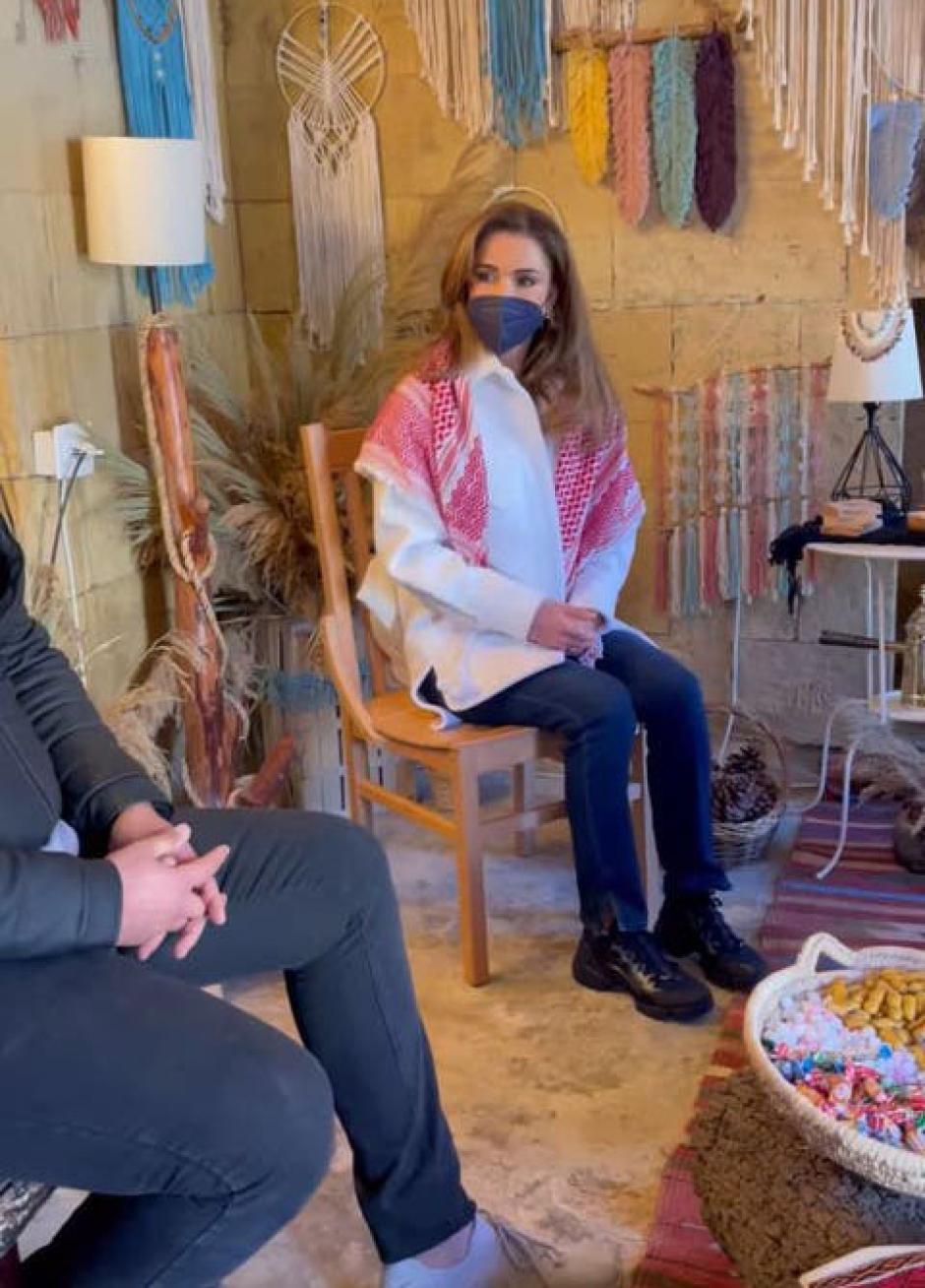 Rania de Jordania, luciendo zapatillas