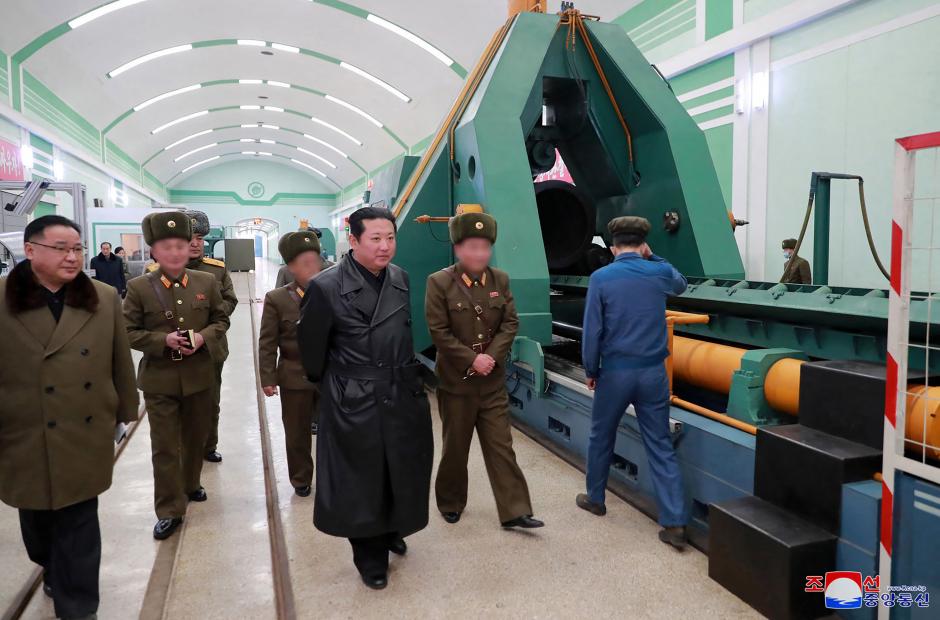 Kim Jong Un (centro) inspeccionando una fábrica de municiones en un lugar no revelado.