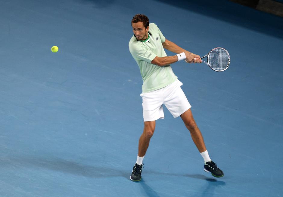 Daniil Medvedev a punto de golpear una pelota alta
