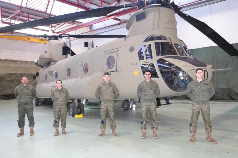 Pilotos del nuevo helicóptero Chinook entregado al Ejército de Tierra