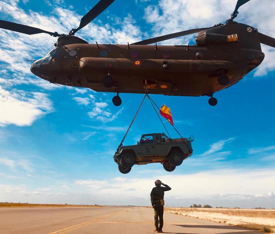 Imagen del Chinook transportando un vehículo militar