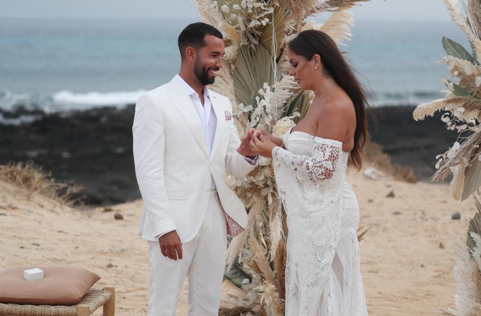 Anabel Pantoja y Omar Sánchez, durante su boda