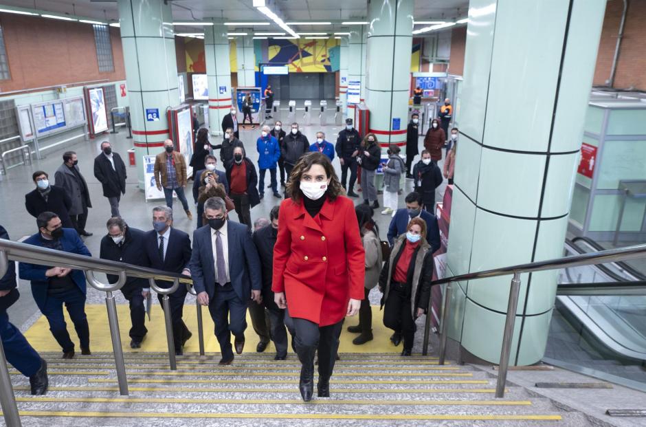 Isabel Díaz Ayuso en un acto en el Metro de Ciudad Universitaria