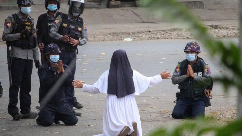 Una religiosa pide que no se dañe a los manifestantes