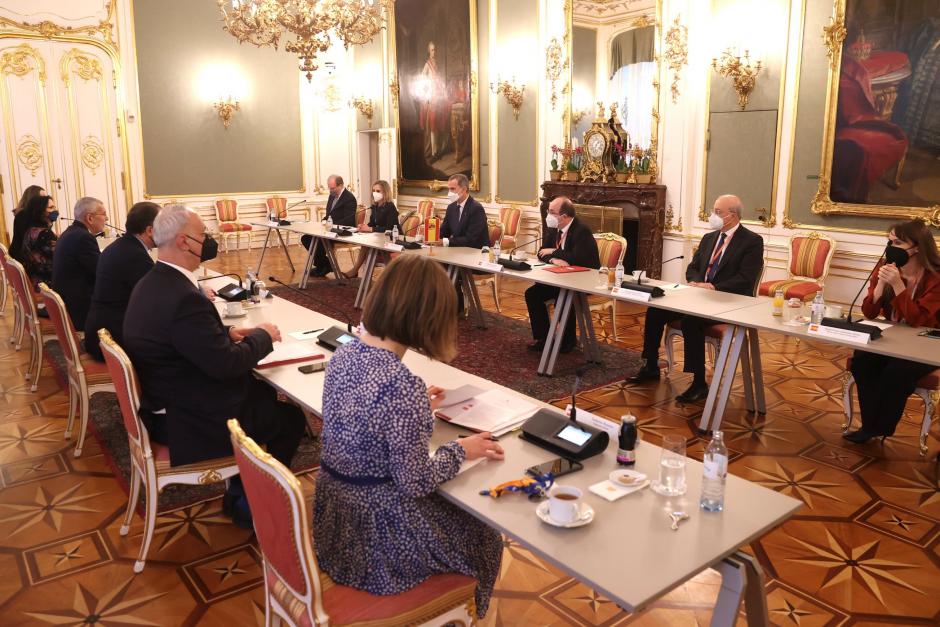 El Rey Felipe VI, en un encuentro con las delegaciones española y austriaca