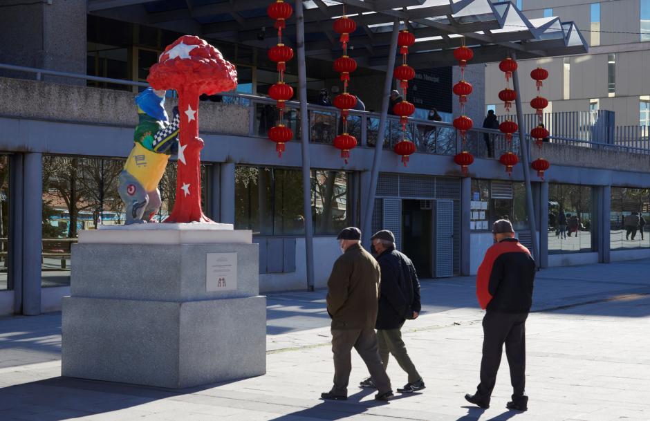 Varias personas caminan ante la decoración instalada en el barrio de Usera con motivo de la celebración del Año Nuevo Chino