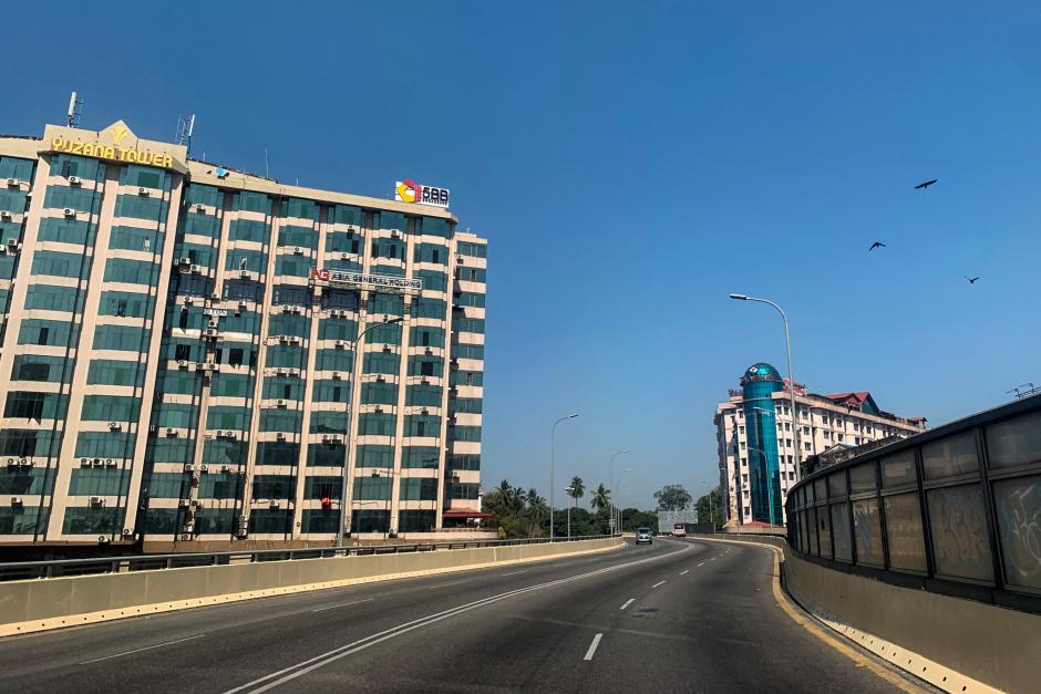 Vista general de una calle vacía en Yangon este 1 de febrero