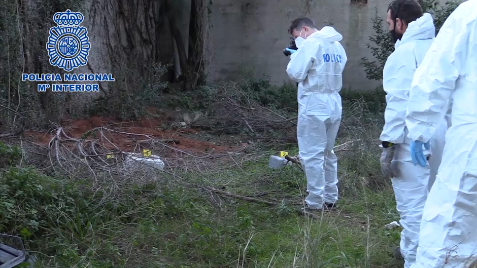 La Policía Científica trabajando en el lugar donde fue semi enterrada la víctima