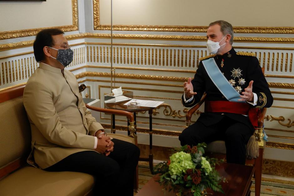 Felipe VI, junto al embajador de la República de la India, Dinesh Kumar Patnaik