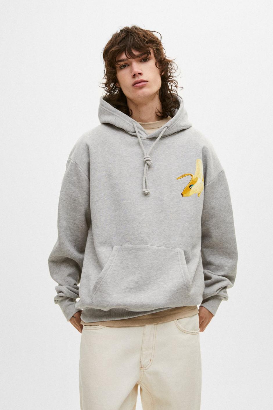 Una clásica sudadera gris con el detalle del plátano en el lateral izquierdo
