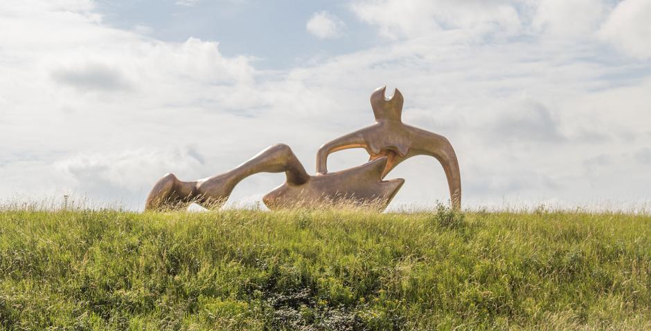Una de las reconocibles esculturas semiabstractas de bronce de Henry Moore