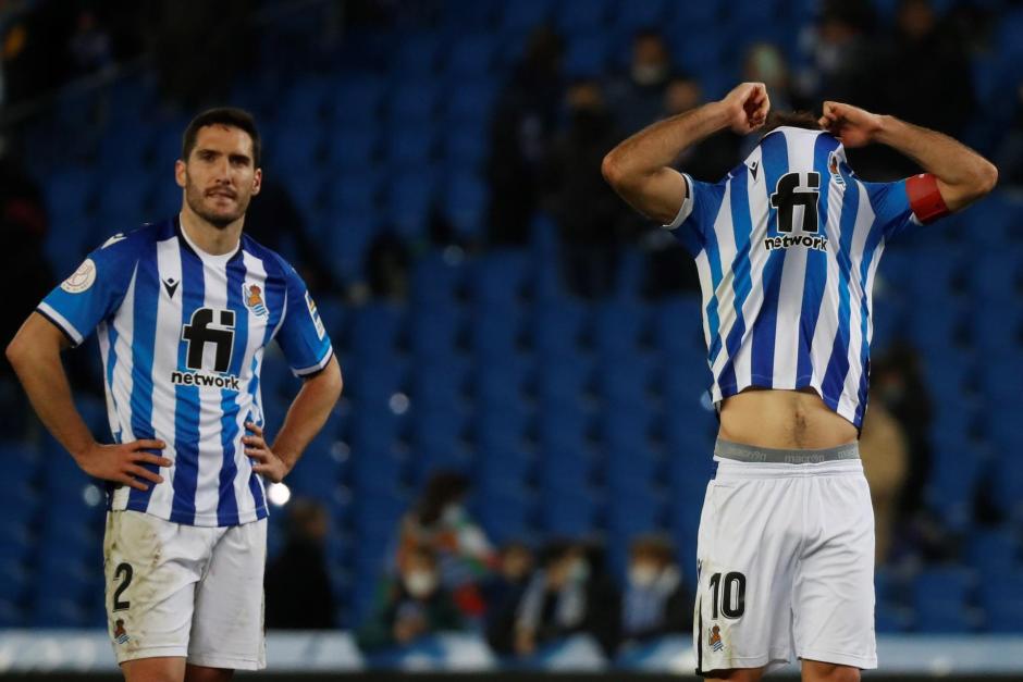 Los jugadores de la Real Sociedad Joseba Zaldua y Mikel Oyarzabal (d) lamentan la derrota en Copa