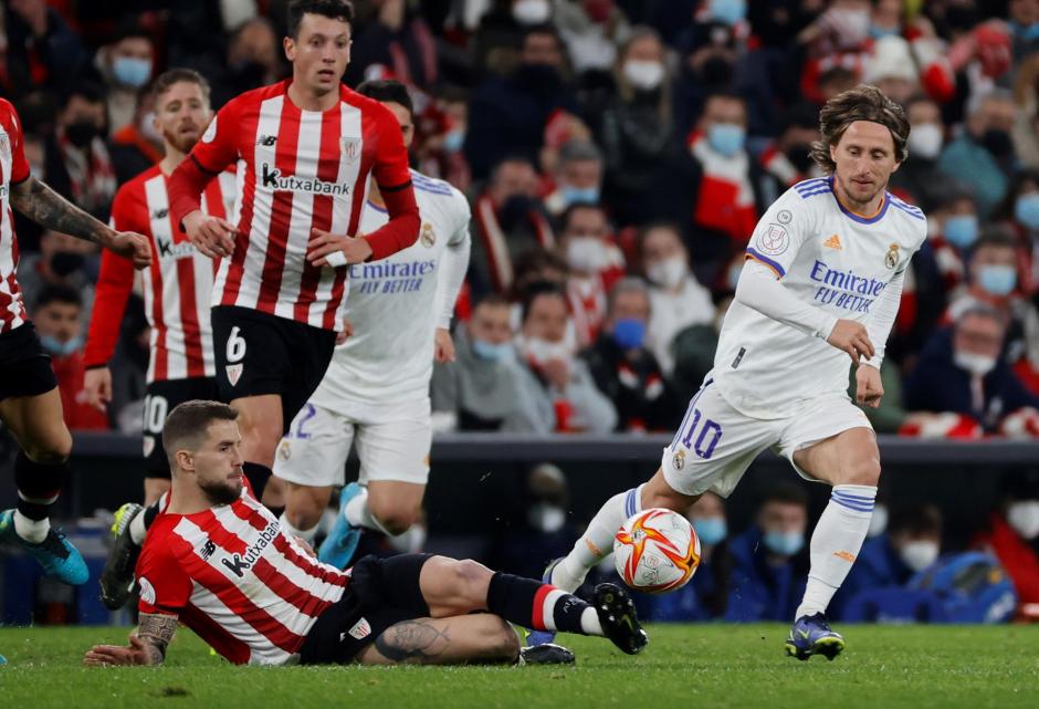 Íñigo Martínez despeja un balón ante Luka Modric