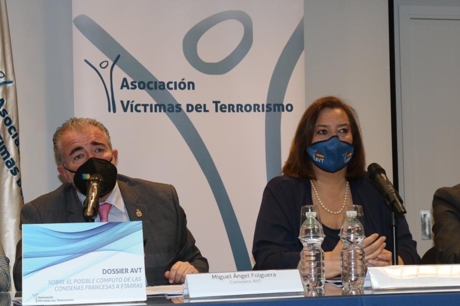 La presidenta de la AVT, Maite Araluce, junto con el consejero de la asociación Miguel Folguera