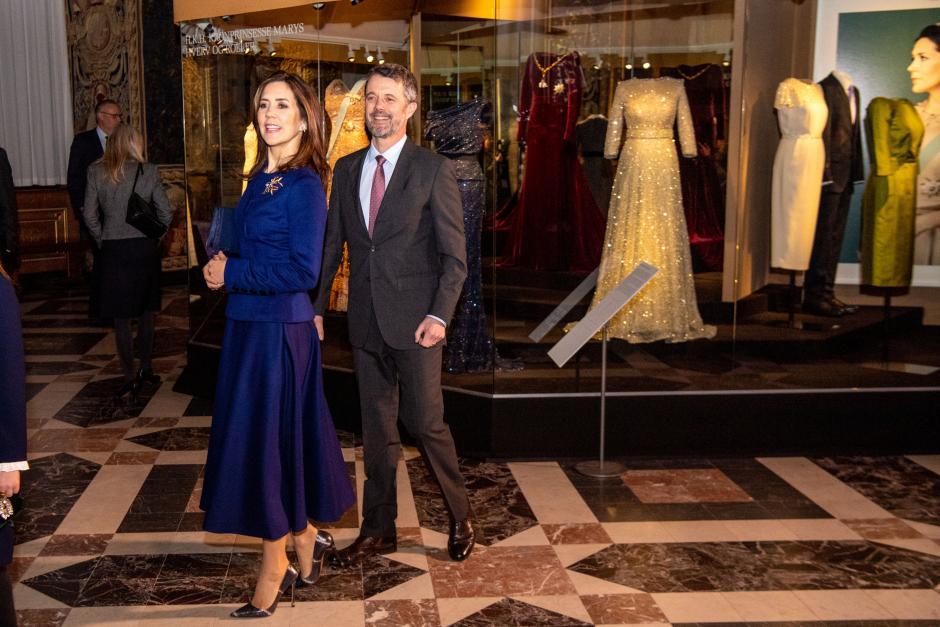 Los príncipes herederos visitando la sala en la que se pueden ven los vestidos de Mary de Dinamarca