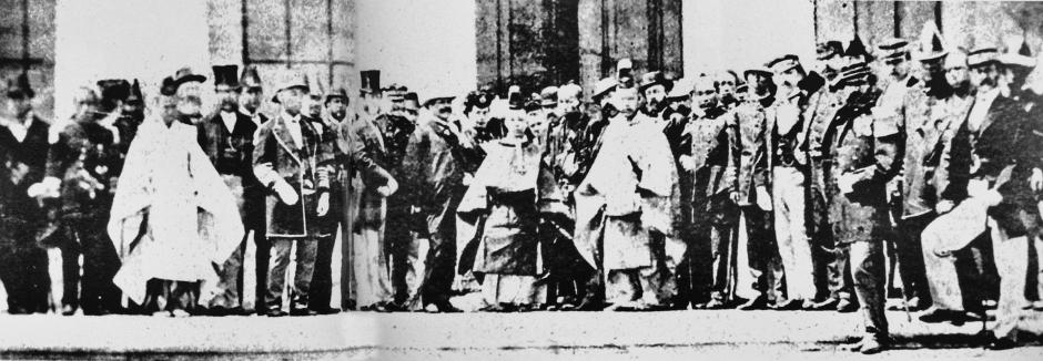 Un adolescente Emperador Meiji con representantes extranjeros al final de la Guerra Boshin, 1868-1870