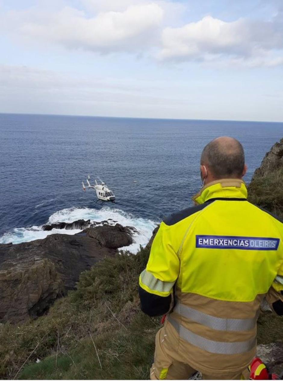 La Guardia Civil no repara en herramientas de búsqueda, helicópteros incluidos. En la imagen la búsqueda de una persona en el Faro de Mera (La Coruña)