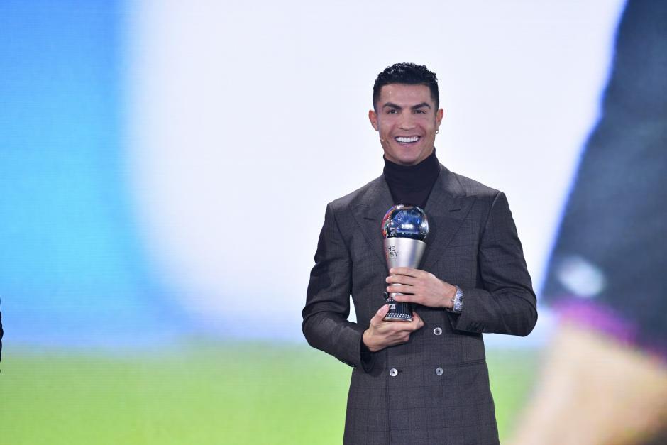 Cristiano Ronaldo en la pasada gala 'The Best' con su premio de máximo goleador histórico