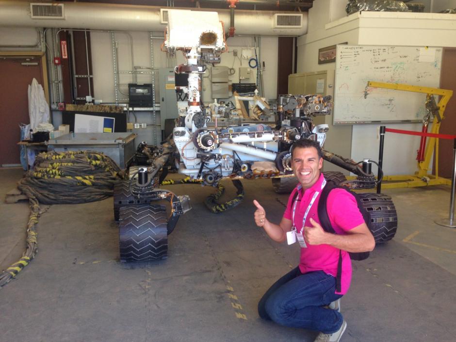 El astrobiólogo, junto al rover Maggie, gemelo en la Tierra del Curiosity
