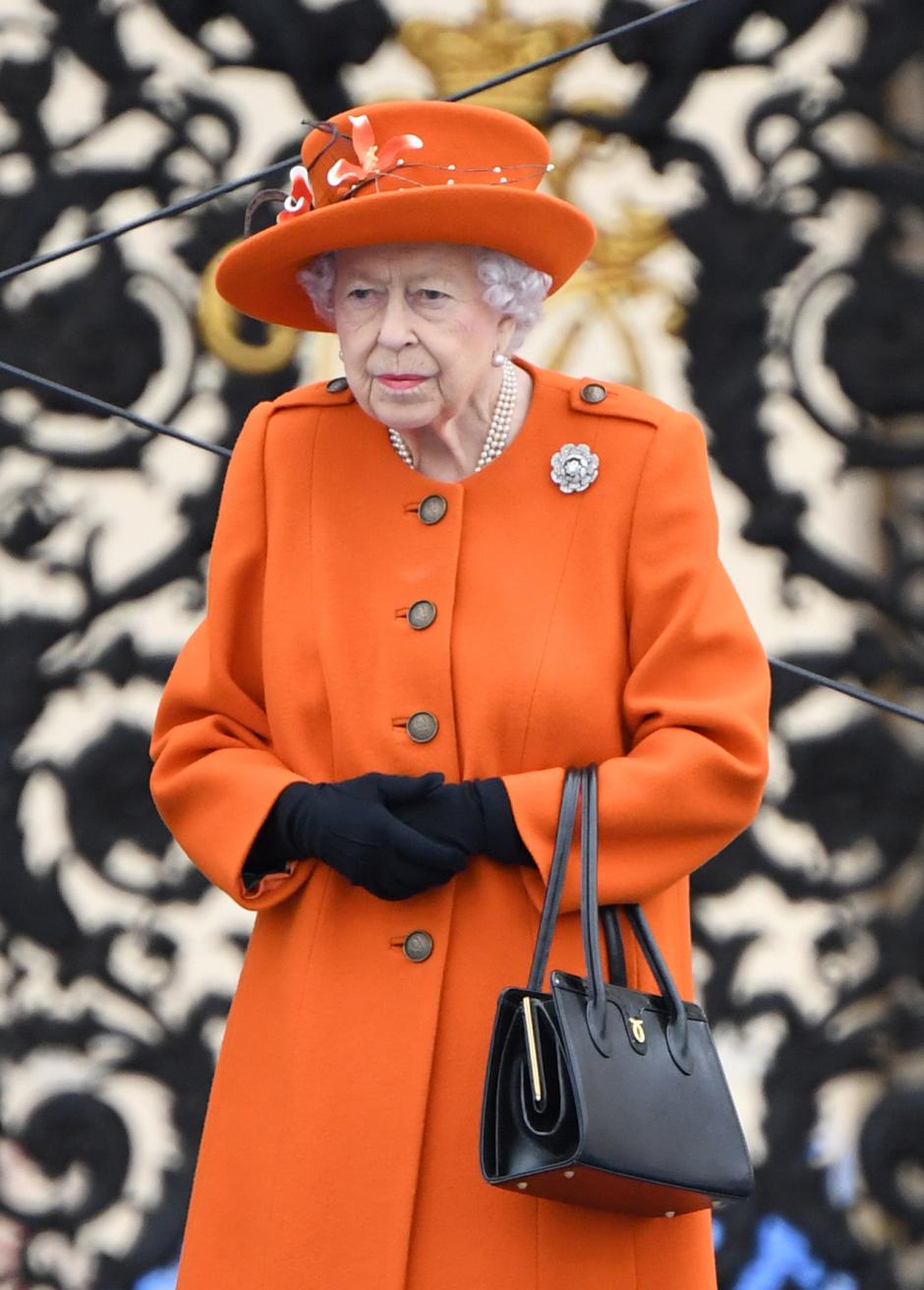 La Reina Isabel II con un bolso de cuero negro