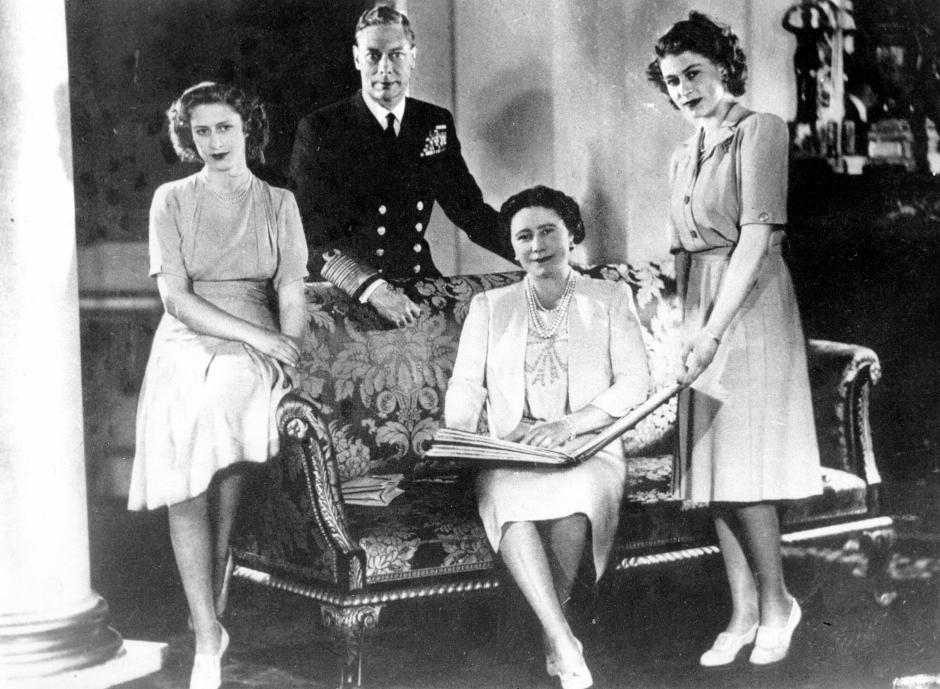 Los Reyes Jorge VI e Isabel de Inglaterra (en el centro), junto a sus hijas, las entonces Princesas Isabel y Margarita