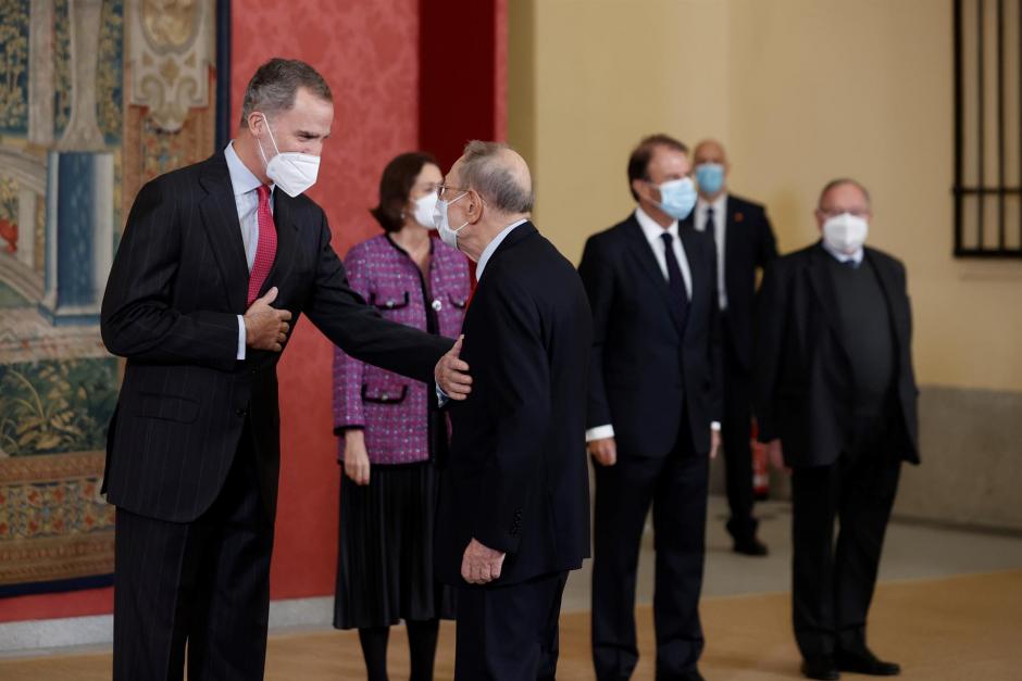 El Rey Felipe VI saluda a uno de los asistentes en el Palacio de El Pardo, en Madrid