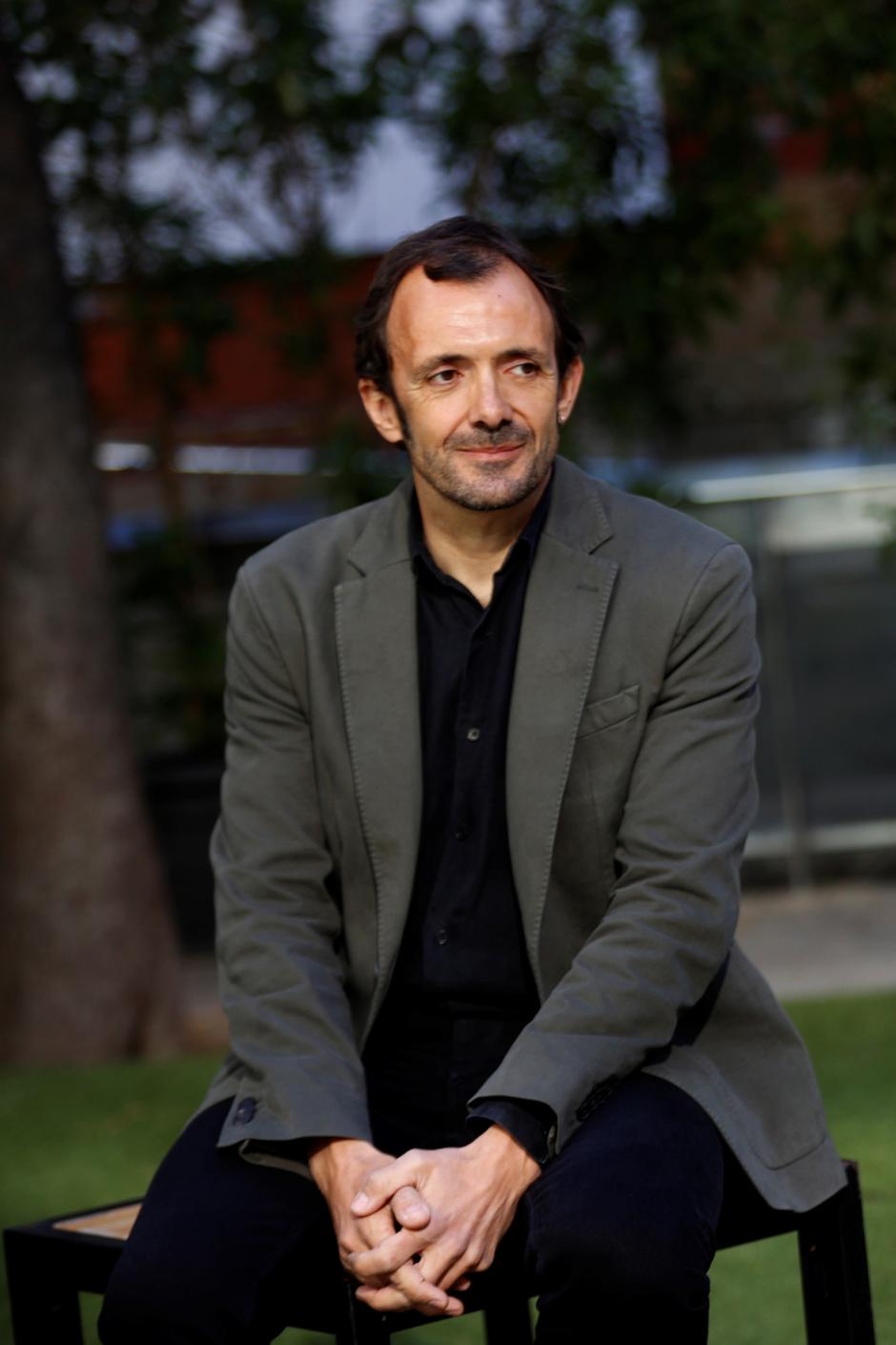 El escritor Isaac Rosa tras recibir el Premio Biblioteca Breve