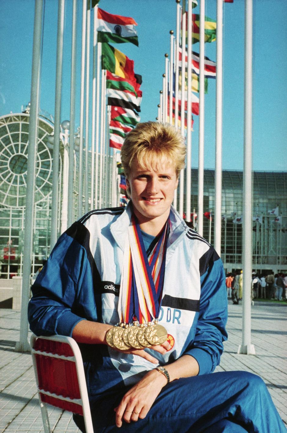 Kristin Otto posa con las seis medallas de oro logradas en los Juegos de Seúl en 1988