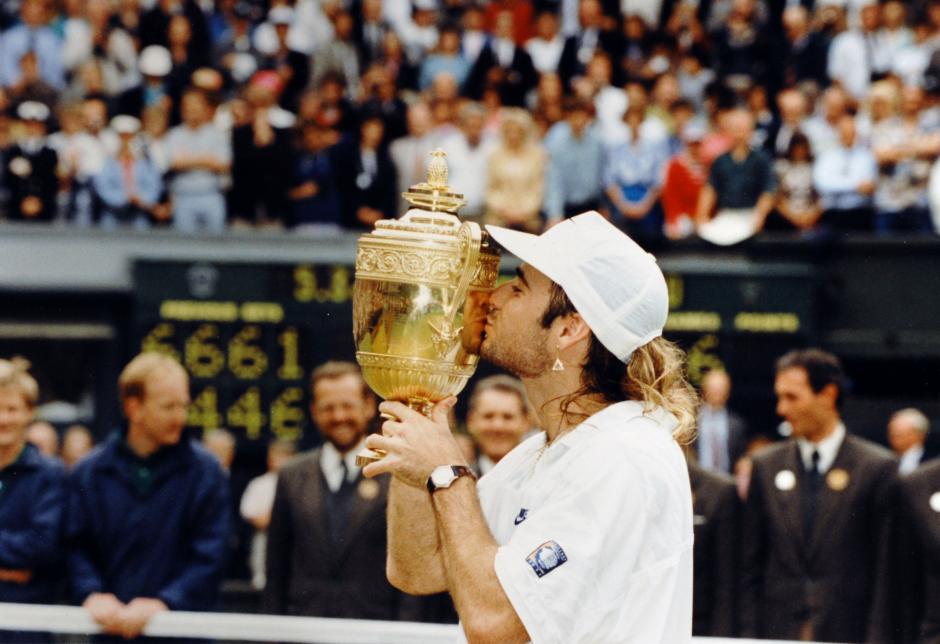 Agassi besa su trofeo de Wimbledon en 1992