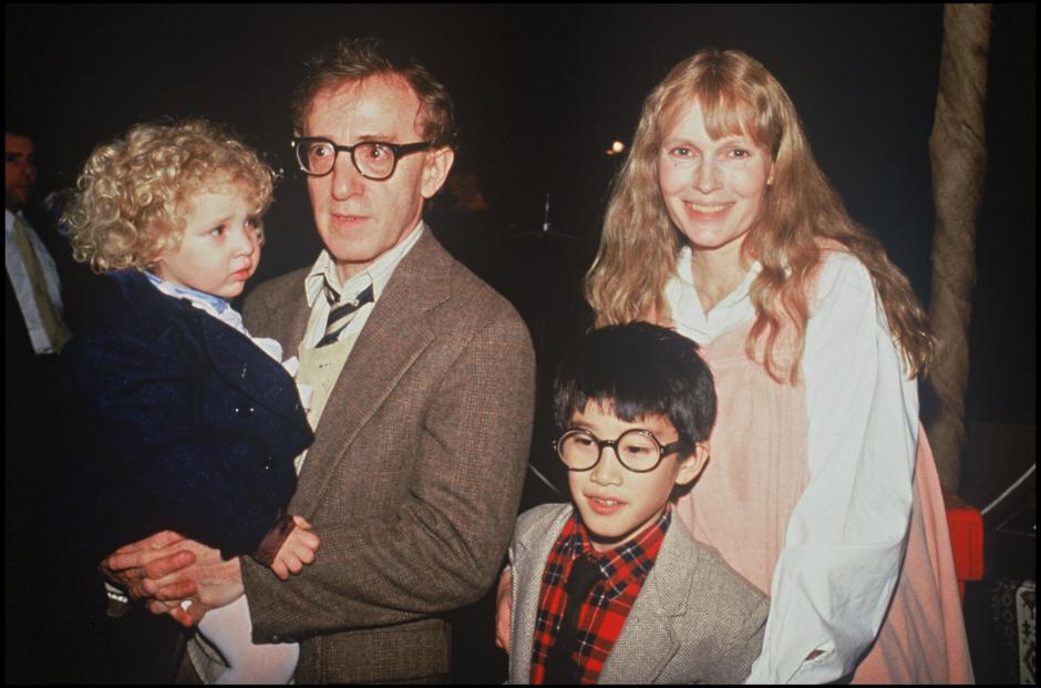 THE DIRECTOR WOODY ALLEN AND THE ACTRESS MIA FARROW WITH THEIR CHILDREN DYLAN FARROW AND MOSES FARROW.