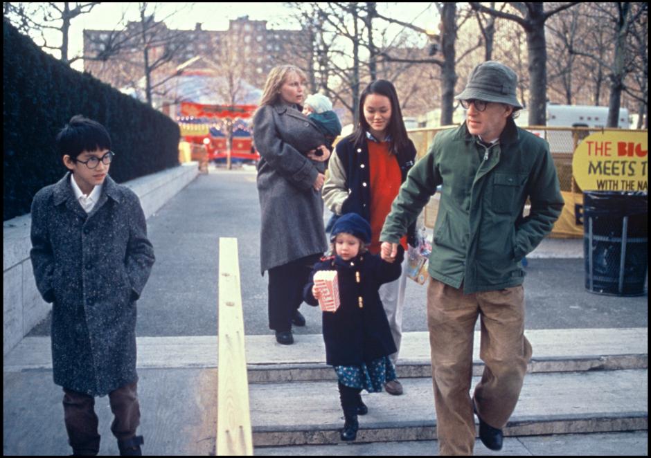 THE ACTRESS MIA FARROW AND THE DIRECTOR WOODY ALLEN WITH THEIR CHILDREN MOSES FARROW, RONAN FARROW, DYLAN FARROW AND SOON-YI PREVIN IN 1988.